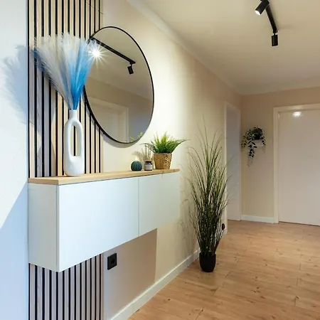 Zentral, Naehe Hbf, Supermarkt, Bahn Vor Ort *