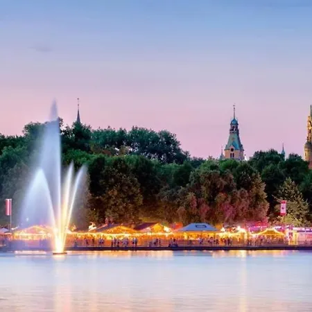 Zentral, Naehe Hbf, Supermarkt, Bahn Vor Ort