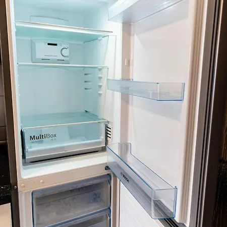 Zentral, Naehe Hbf, Supermarkt, Bahn Vor Ort