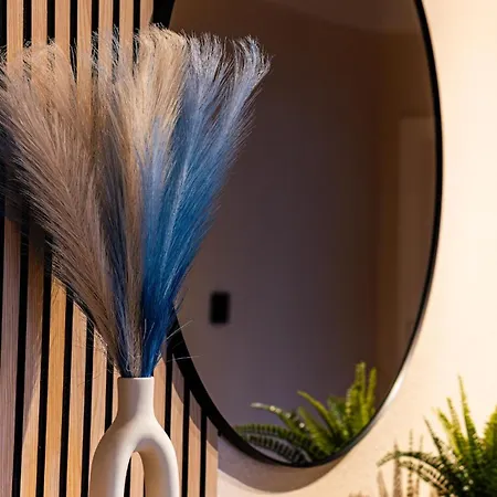 Zentral, Naehe Hbf, Supermarkt, Bahn Vor Ort