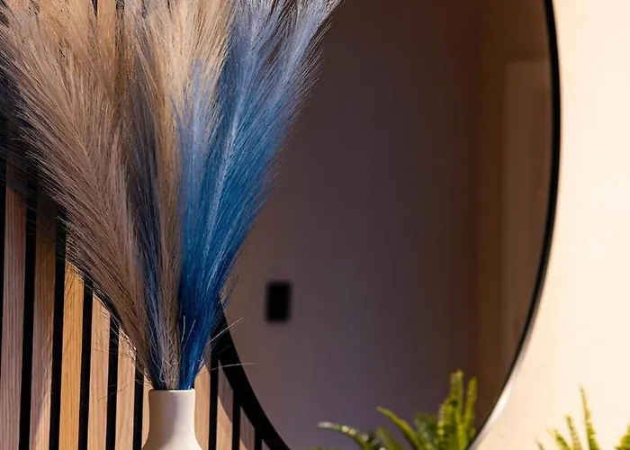 Zentral, Naehe Hbf, Supermarkt, Bahn Vor Ort